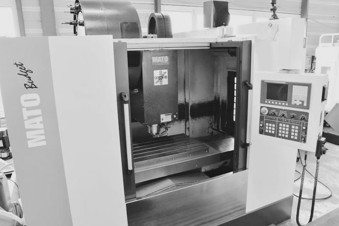 MATO MBV-10 Schwarzweiß Fotografie der CNC-Maschine MATO MBV-10