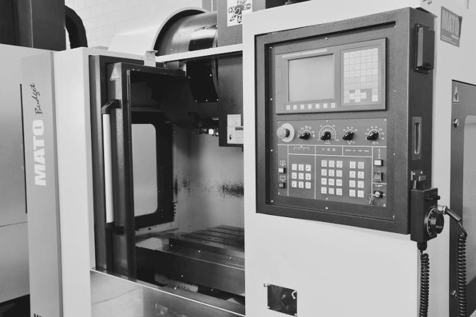 MATO MBV-8 Schwarzweiß Fotografie der CNC-Maschine MATO MBV-8