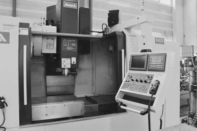 Schwarzweiß Fotografie der CNC-Maschine AWEA AF-1000