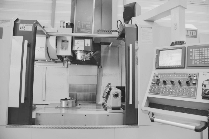 Schwarzweiß Fotografie der CNC-Maschine AWEA AF-1000 mit 5-Achsen Drehtisch