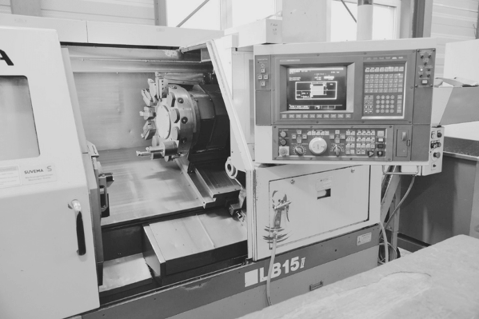 Schwarzweiß Fotografie der CNC-Maschine OKUMA LB15-II-1SC