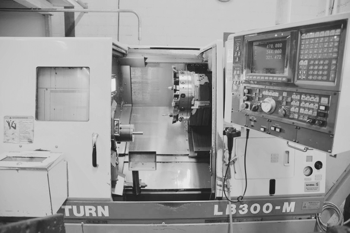 OKUMA LB300M-1SC Schwarzweiß Fotografie der CNC-Maschine OKUMA LB300M-1SC